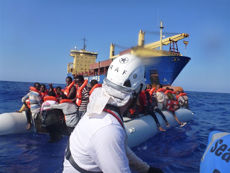 Sea Watch Mitglieder beim Rettungseinsatz Foto: Thomas Lenzen