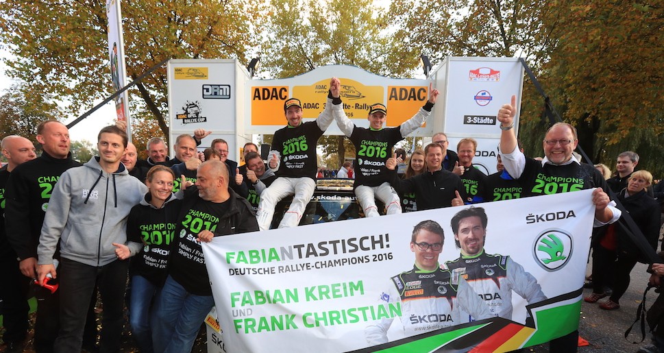 Die neuen deutschen Rallye-Champions Fabian Kreim (D) und Frank Christian (D) feiern nach der Zieldurchfahrt ihren Triumph mit dem BRR-Einsatzteam von SKODA AUTO Deutschland. @