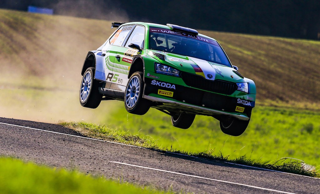 Sprung nach vorn: Das SKODA AUTO Deutschland Duo Fabian Kreim/Tobias Braun (D/D/im Bild) geht als Spitzenreiter in der WRC 2-Wertung vor den Markenkollegen Marijan Griebel/Pirmin Winklhofer (D/D) in den Finaltag der Rallye Deutschland. Foto (c) 