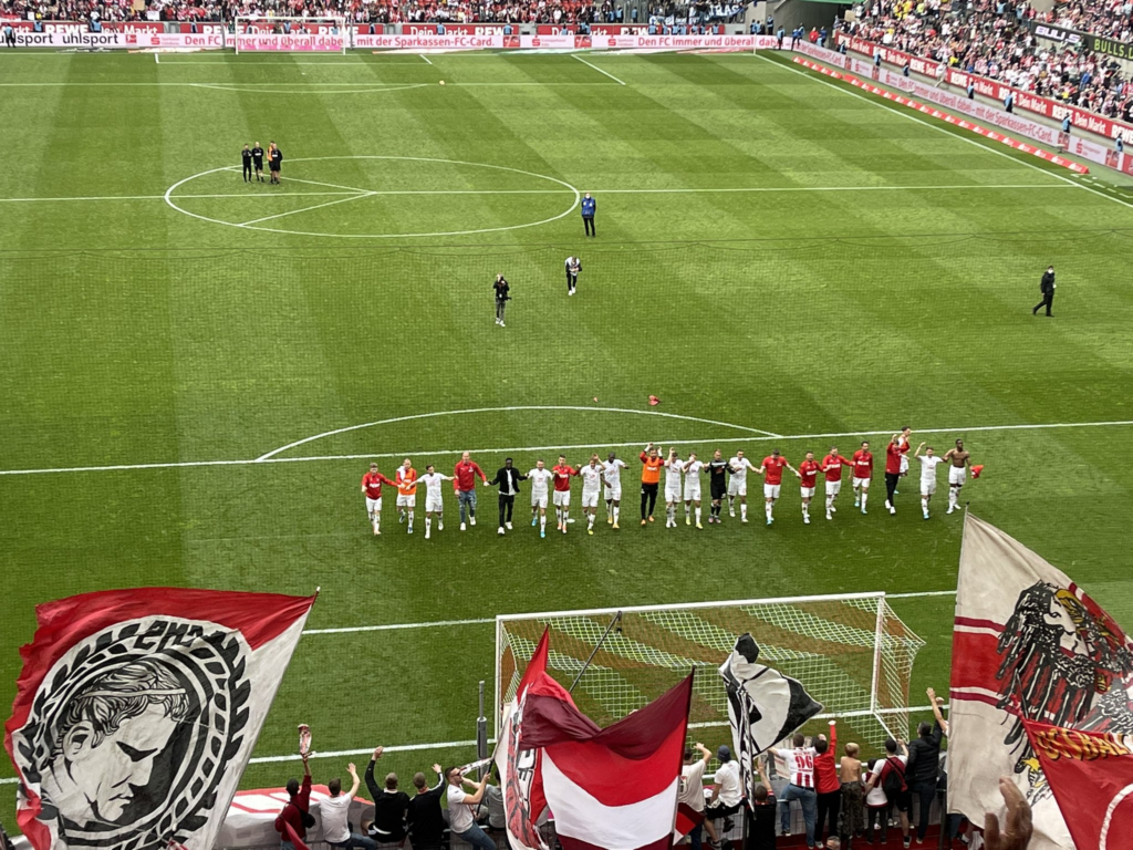 1.FC Köln Die Südkurve feiert den Sieg gegen DSC(c) Foto Stadionkind @KaffePaul 