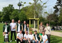 Mit viel Gesang und guter Laune haben die Grüngürtelrosen einen Baum im Carola-Williams-Park gespendet Foto Gloria