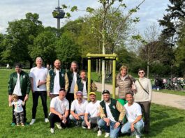 Mit viel Gesang und guter Laune haben die Grüngürtelrosen einen Baum im Carola-Williams-Park gespendet Foto Gloria