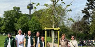Mit viel Gesang und guter Laune haben die Grüngürtelrosen einen Baum im Carola-Williams-Park gespendet Foto Gloria