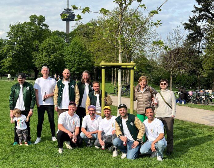 Mit viel Gesang und guter Laune haben die Grüngürtelrosen einen Baum im Carola-Williams-Park gespendet Foto Gloria Mit viel Gesang und guter Laune haben die Grüngürtelrosen einen Baum im Carola-Williams-Park gespendet Foto Gloria