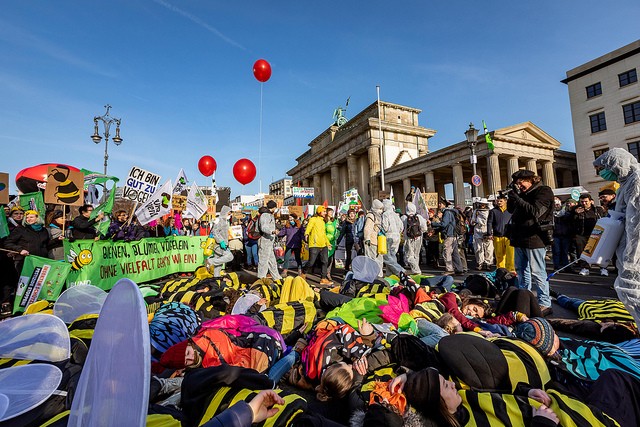 "Wir haben es satt!"-Demo, 19.1.2019 in Berlin 35.000 Menschen und 171 Traktoren brachten bei der "Wir haben es satt"-Demo am 19.12019 die Straßen in Berlin mit fantastischer Stimmung zum Vibrieren: ein klares Signal an Landwirtschaftsministerin Klöckner für eine EU-Agrarreform für Bäuer*innen, Tiere und die Umwelt. Foto: Jörg Farys / www.dieprojektoren.de