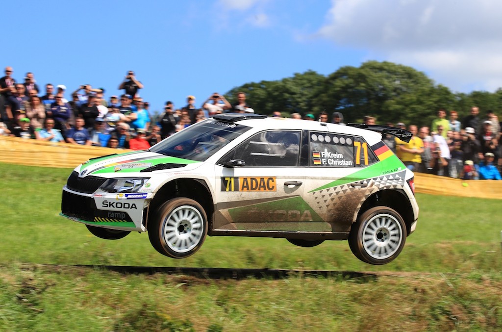 Die amtierenden Deutschen Rallye-Meister Fabian Kreim und Frank Christian starten 2018 für SKODA AUTO Deutschland in der Rallye-Europameisterschaft. Dabei setzt das Rallye-Duo auf den Turbo-Allradler FABIA R5. Foto (c) "obs/Skoda Auto Deutschland GmbH"