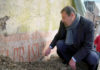 In der "Gasse der Balkone" fand das Team von Grabungsleiter Massimo Osanna an vielen Hauswänden antike Wahlwerbung. Foto (c) "obs/ZDF"