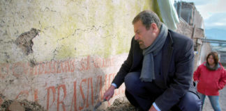 In der "Gasse der Balkone" fand das Team von Grabungsleiter Massimo Osanna an vielen Hauswänden antike Wahlwerbung. Foto (c) "obs/ZDF"