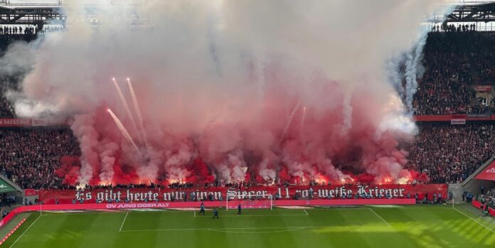 1. FC Köln Südkurve beim Derby gegen Gladbach Foto(c) Stadionkind @cs50935