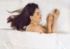 Das Bett und die Matratze machen einen großen Unterschied in der Schlafqualität aus (Bild: Studio Romantic/Adobe Stock)