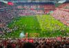 Bundesliga-Aufstieg 2025 die Fans des 1. FC Köln stürmen den Platz Foto Stadionkind (c) Büdchen Micha