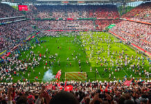 Bundesliga-Aufstieg 2025 die Fans des 1. FC Köln stürmen den Platz Foto Stadionkind (c) Büdchen Micha