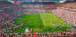 Bundesliga-Aufstieg 2025 die Fans des 1. FC Köln stürmen den Platz Foto Stadionkind (c) Büdchen Micha