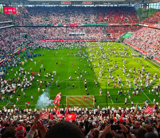 Bundesliga-Aufstieg 2025 die Fans des 1. FC Köln stürmen den Platz Foto Stadionkind (c) Büdchen Micha