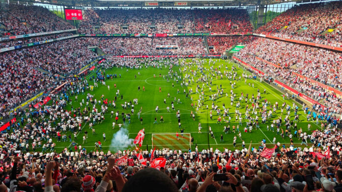 Bundesliga-Aufstieg 2025 die Fans des 1. FC Köln stürmen den Platz Foto Stadionkind (c) Büdchen Micha Bundesliga-Aufstieg 2025 die Fans des 1. FC Köln stürmen den Platz Foto Stadionkind (c) Büdchen Micha