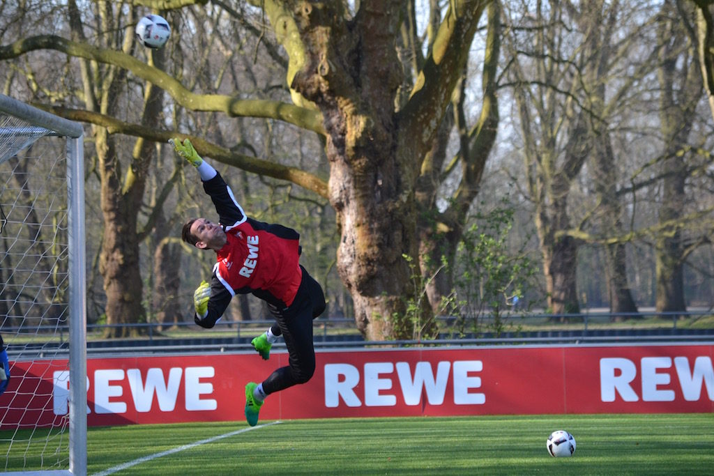 Thomas Kessler 1FC Köln fliegt durch den Strafraum