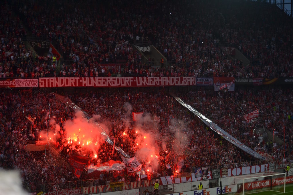 Lagerfeuer Stimmung bei 1.FC Köln gegen Roter Stern Belgrad Europapokal :-)