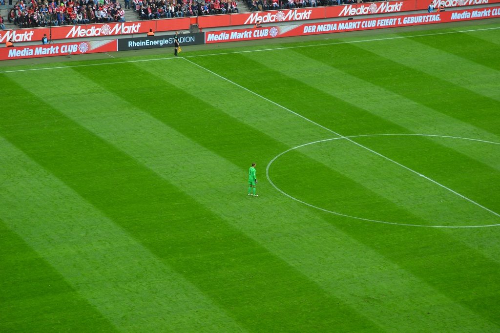 Manuel Neuer FCB beobachte das Spiel vom Mittelkreis