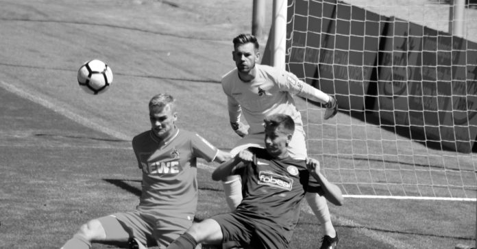 Thomas Kessler im Tor des 1.FC Köln beim WSV in Wuppertal