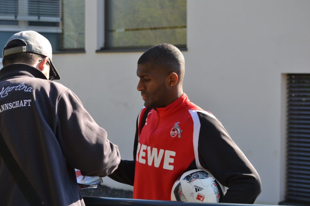 Anthony Modeste gibt Autogramme am Geißbockheim