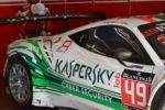 Der Kaspersky Motorsport Ferrari in der Box es wird eifrig geschraubt