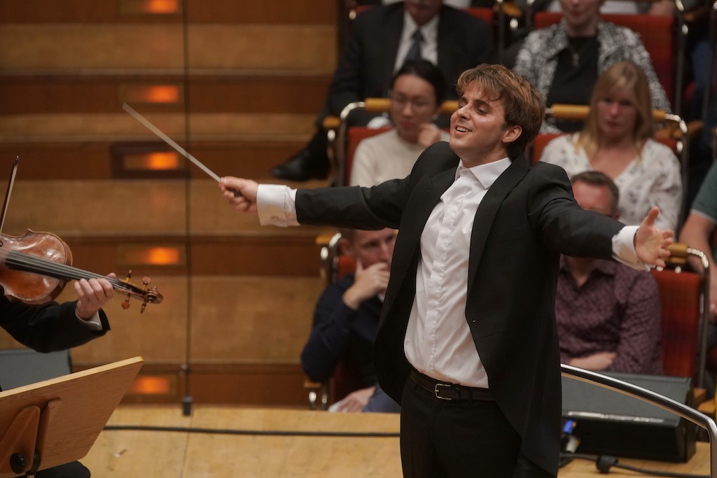 Julio García Vico am Pult des WDR SInfonieorchesters im Finalkonzert des Deutschen Dirigentenpreises 2019 Fotograf:Thomas Kost