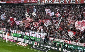 Harter Spruch gegen Tony Modeste in der FC Köln Südkurve beim Spiel gegen den BVB