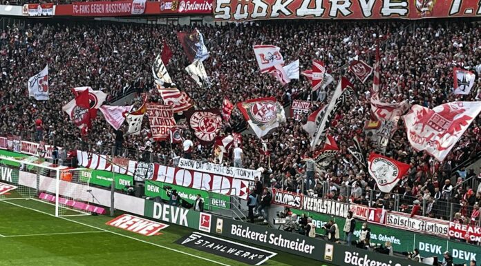 Harter Spruch gegen Tony Modeste in der FC Köln Südkurve beim Spiel gegen den BVB