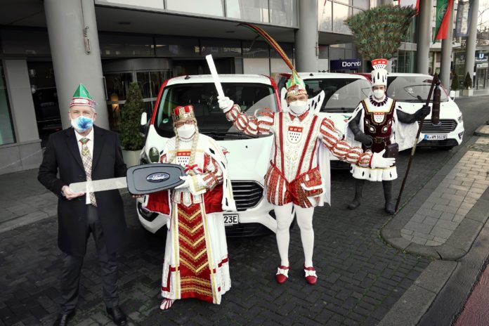 Hans Jörg Klein, stellvertretende Vorsitzender der Geschäftsführung der Ford-Werke GmbH, übergibt vor der Hofburg des Kölner Dreigestirn, dem Dorint Hotel in der Kölner Altstadt, drei Ford Tourneo Plug-in Hybride an Jungfrau Gerdemie, Prinz Sven I. und Bauer Gereon (v. li.). Foto (c) 