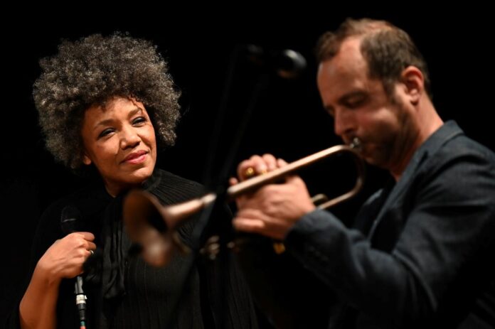 FolaDadaJooKraus_live_(c)Matthias Düffert jooKRAUS-folaDADA - martinMEIXNER Christmas Serenade Altes Pfandhaus Köln im Dezember Foto (c)Matthias Düffert