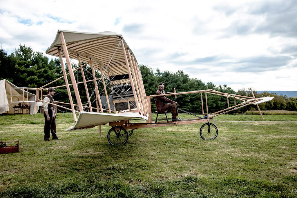 1908 startete Glenn Curtiss seinen ersten Flug mit dem frühen Doppeldecker 