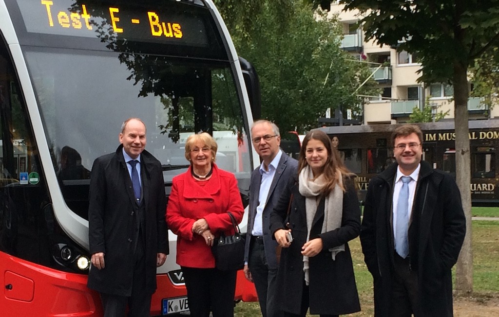 (von links nach rechts): KVB-Technik-Vorstand Jörn Schwarze, Ilse Stibbe (Senioren Union), Heribert Hirte (MdB), Theresa Hirte (JU Rodenkirchen), Stephan Anemüller (Pressesprecher KVB)