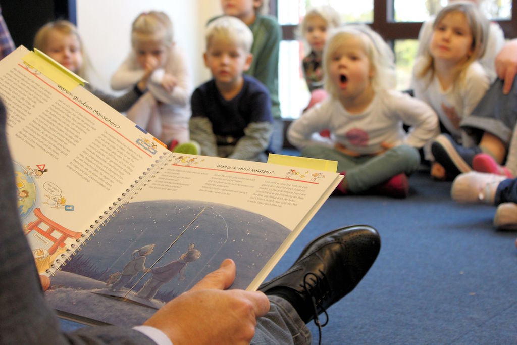 Heribert Hirte liest im Evangelischen Kindergarten Rondorf vor