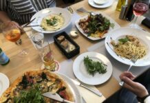 Pizza in Wagenradgröße vom Holzkohlenfeuer