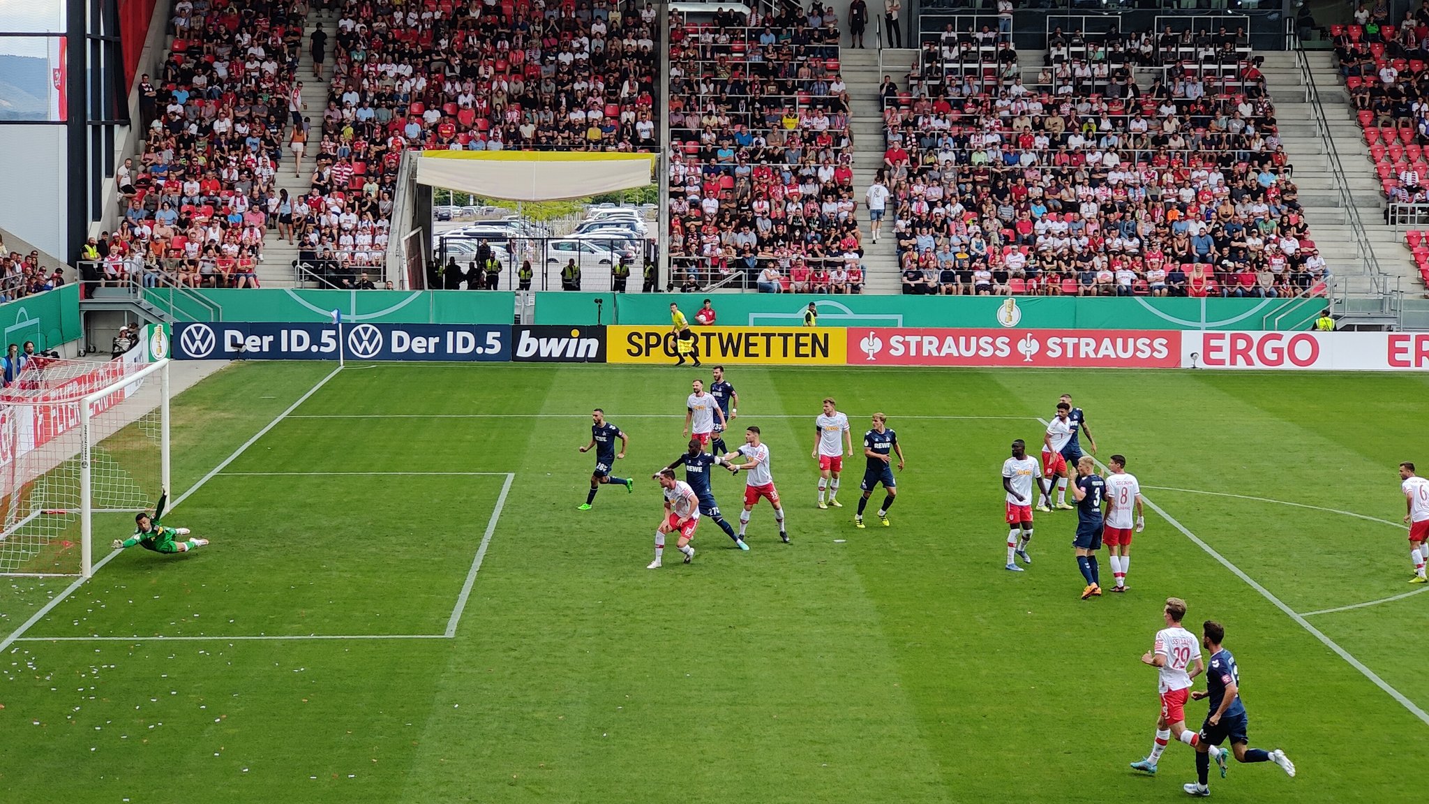 Der 1.FC Köln scheidet im DFB Pokal im Elfmeterschießen aus Foto (c) Stadionkind @Schoti75