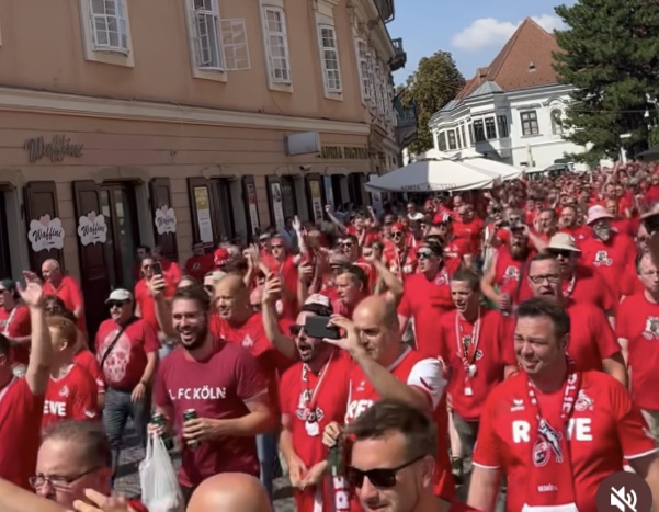 Die rote Wand in Fehervar, schon vor dem Spiel der Marsch der Köln Fans zum Stadion