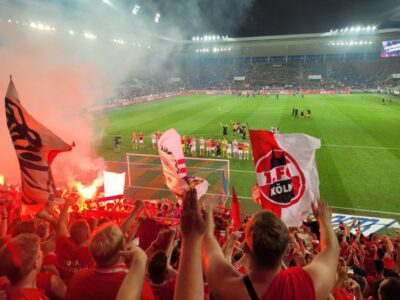 Der 1.FC Köln feiert mit seinen Fans den Einzug in die UECL Gruppenphase Foto (c) Stadionkind @Dodo1084