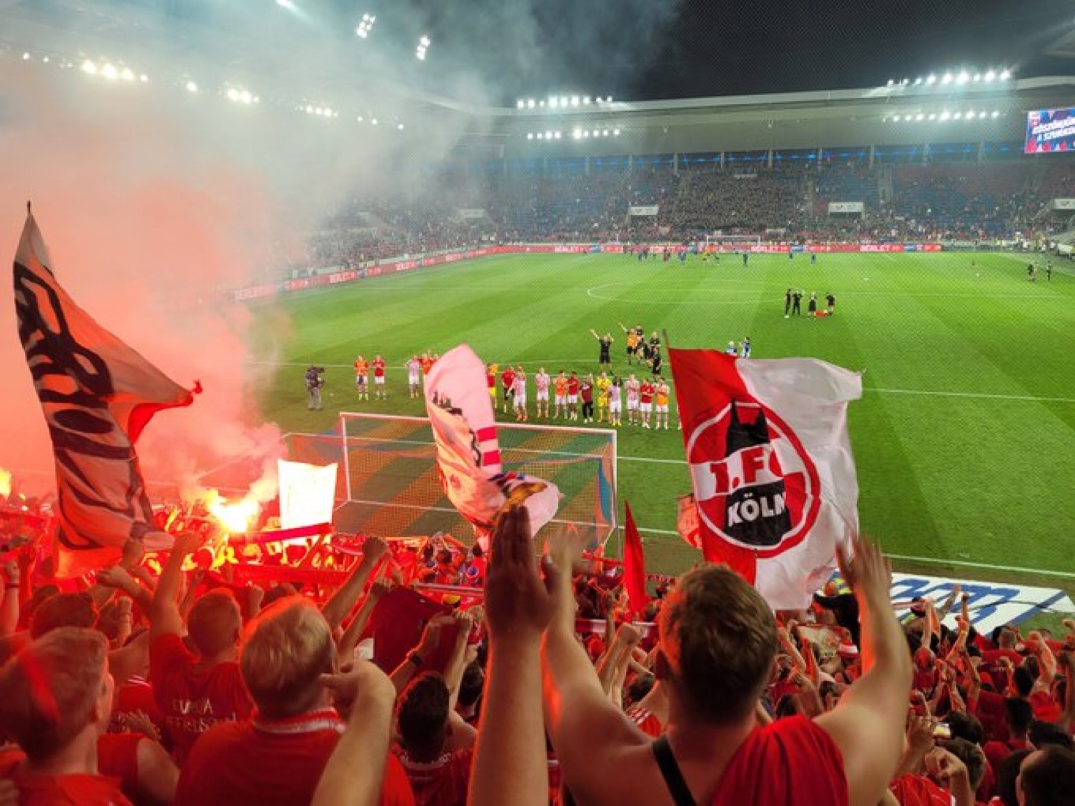 Der 1.FC Köln feiert mit seinen Fans den Einzug in die UECL Gruppenphase Foto (c) Stadionkind @Dodo1084