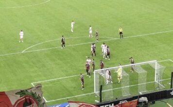 @buedchen_micha war mit 6000 FC Fans in Frankfurt dabei. Top Stimmung in der Kurve auf dem Rasen dagegen war keine Luft im Ballon