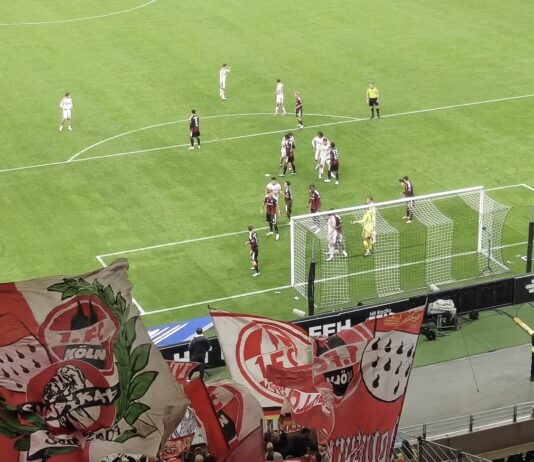 @buedchen_micha war mit 6000 FC Fans in Frankfurt dabei. Top Stimmung in der Kurve auf dem Rasen dagegen war keine Luft im Ballon