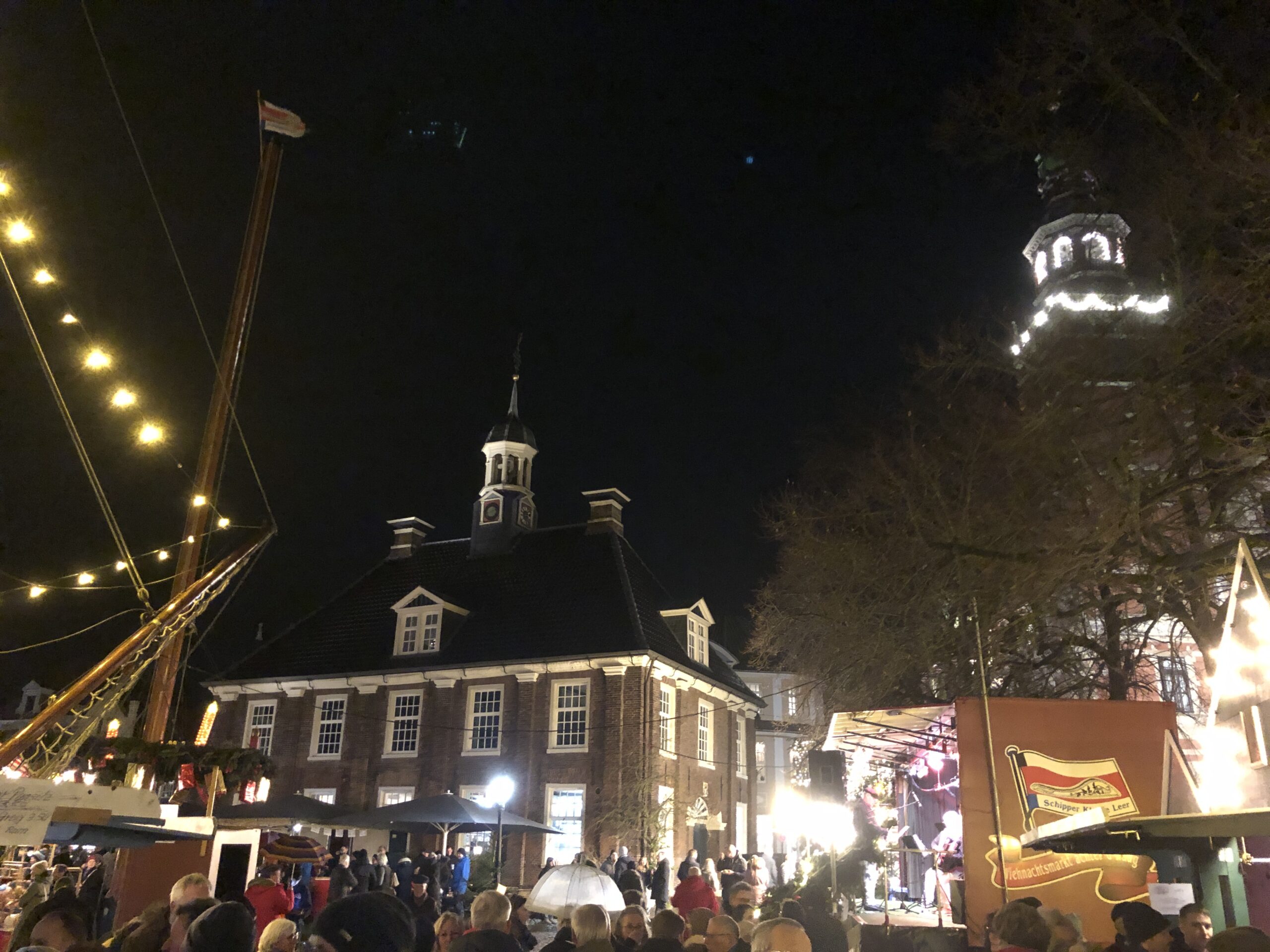 Weihnachtsmarkt in Leer an der alten Waage Altstadt Hafen