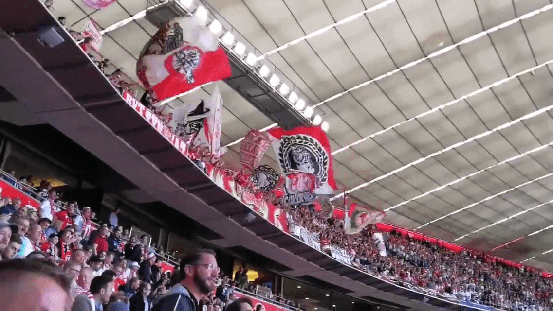 Beste Stimmung auf den Rängen bei den 1. FC Köln Fans in Bayern