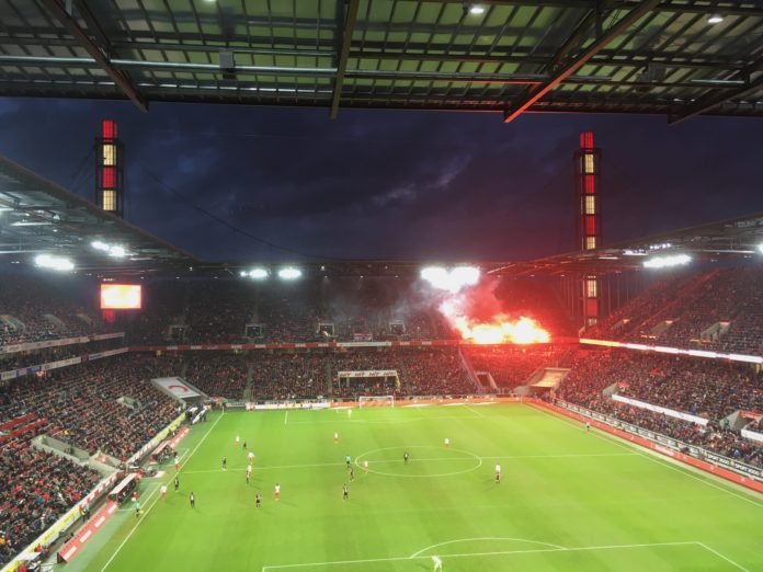1FC Köln gegen Bayer04 Leverkusen Pyro im RheinEnergiestadion