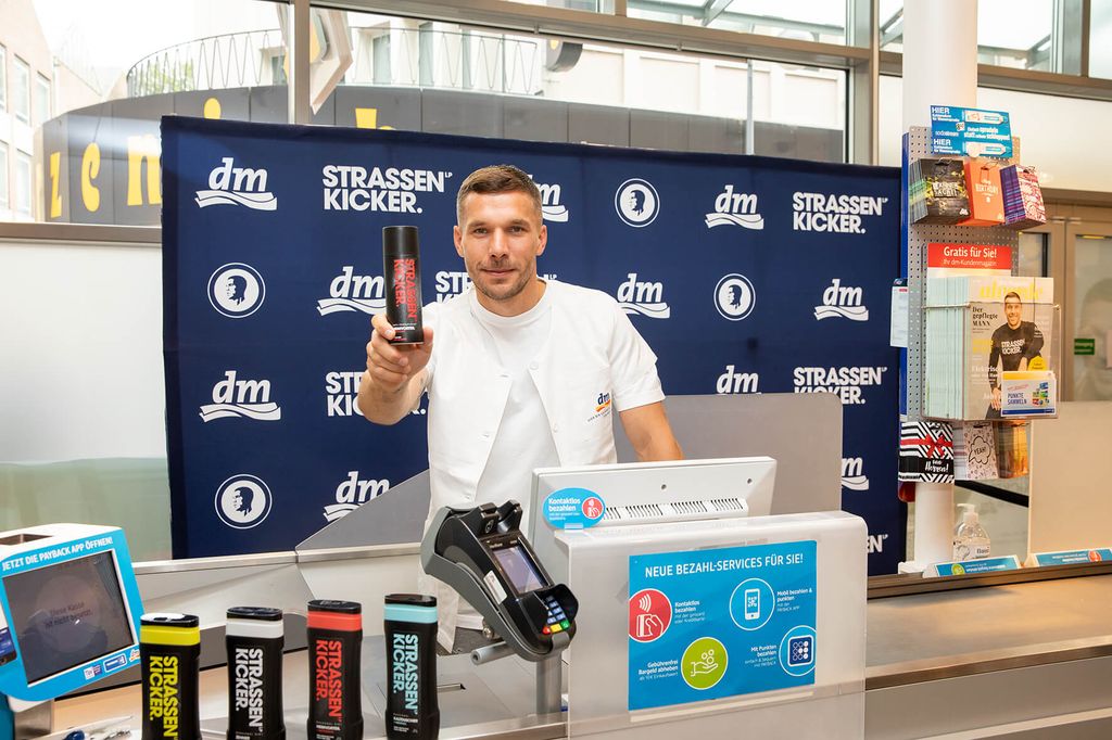 STRASSENKICKER - die neue dm-exklusive Kooperationsmarke / Lukas Podolski und dm-drogerie markt launchen Pflegeprodukte und stärken gemeinsam gesellschaftliches Engagement / Im dm-Markt in Köln Foto (c) 