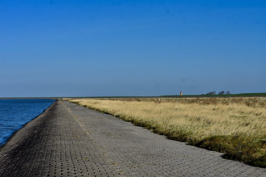 Pilsum Leutturm vom Nordsee Strand aus gesehen 