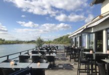 Sürther Bootshaus am Rhein und der Blick nach Bonn