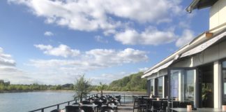 Sürther Bootshaus am Rhein und der Blick nach Bonn