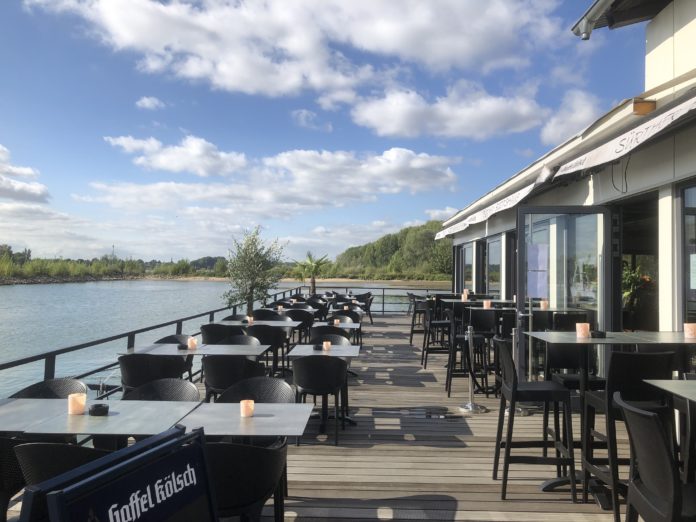 Sürther Bootshaus am Rhein und der Blick nach Bonn