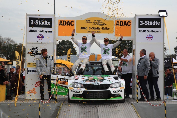 Das SKODA AUTO Deutschland Duo Fabian Kreim und Frank Christian (D/D) jubelt wie 2016 über den Meistertitel in der Deutschen Rallye-Meisterschaft (DRM). Foto (C)"obs Skoda Auto Deutschland GmbH"