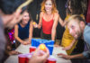 Junge Leute spielen Bier-Pong Foto (c)ViewApart